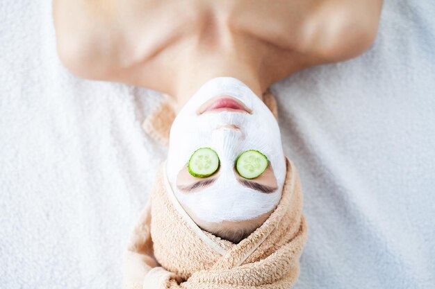 Appliquer un masque facial blanc avec une brosse à la maison