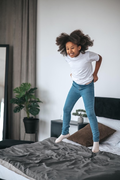 Apprécié. Une jolie fille aux cheveux bouclés s'amusant et ayant l'air appréciée