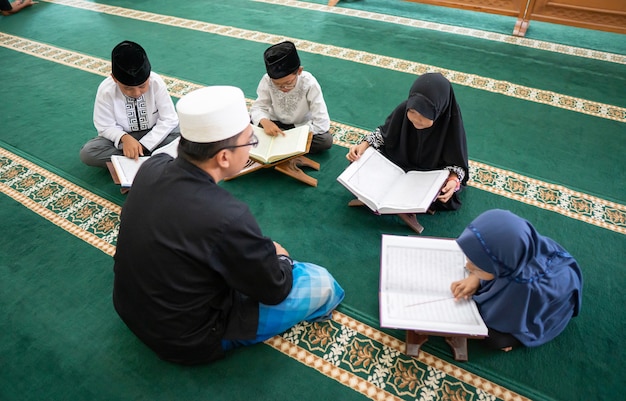 Apprendre aux enfants musulmans à lire le Coran