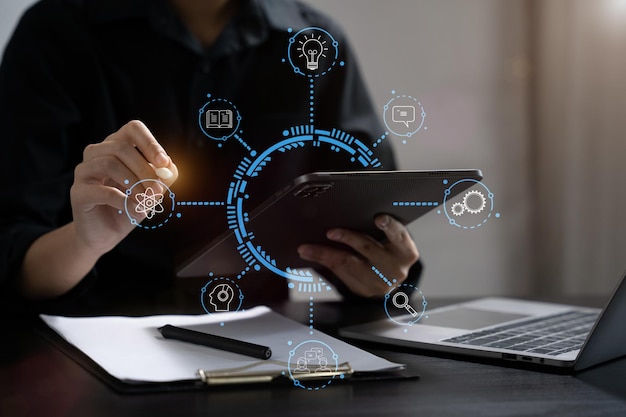 Apprendre le concept de travail en ligne Femme d'affaires travaillant sur une tablette et un ordinateur portable recherche travaillant au bureau