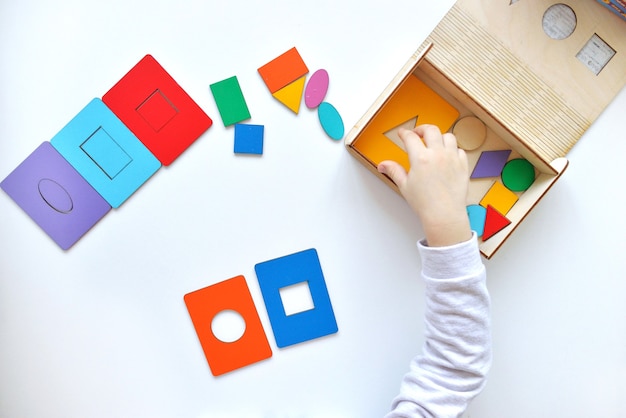 Apprendre les couleurs et les formes. L'enfant recueille un trieur Jouets logiques éducatifs pour les enfants