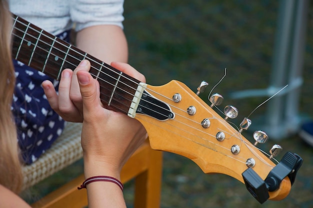 Photo apprendre à jouer de la guitare éducation musicale et cours de musique parascolaires.