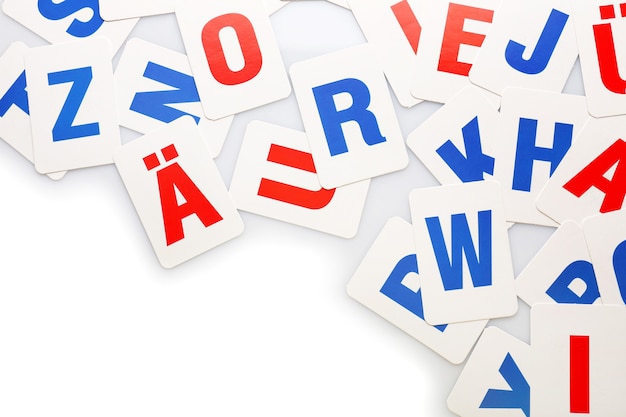 Apprendre les lettres de l'alphabet sur blanc