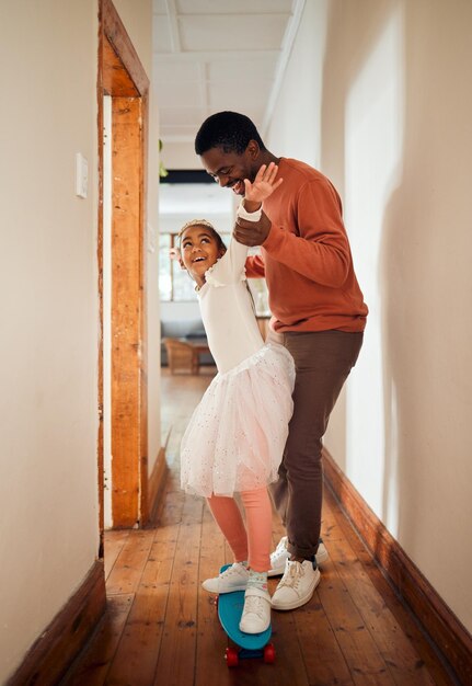 Photo apprendre le skateboard et s'amuser avec le père et la fille dans leur maison heureux et sourire tout en tenant pour l'équilibre jouer au patinage et fille avec un parent sur une planche rire et enseigner dans leur maison