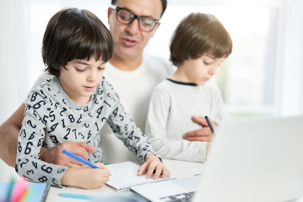 Apprenez à votre enfant à dessiner un joli petit garçon latin tout en passant du temps avec son père et