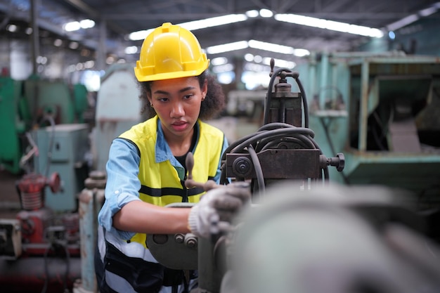 Apprentie féminine dans une usine de travail des métaux, Portrait d'une ouvrière technique de l'industrie ou d'une ingénieure travaillant dans une usine de fabrication industrielle.