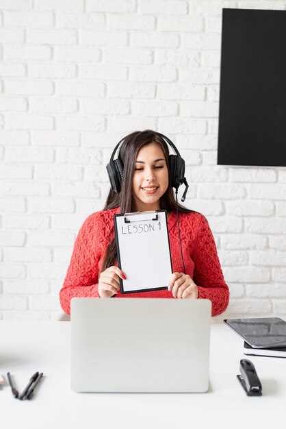 L'apprentissage à distance avec une femme enseignant l'anglais en ligne à l'aide d'un ordinateur portable