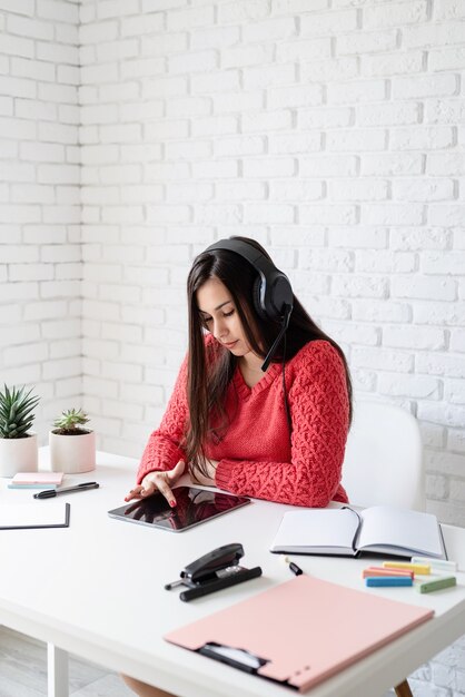 L'apprentissage à distance avec une femme enseignant l'anglais en ligne à l'aide d'un ordinateur portable