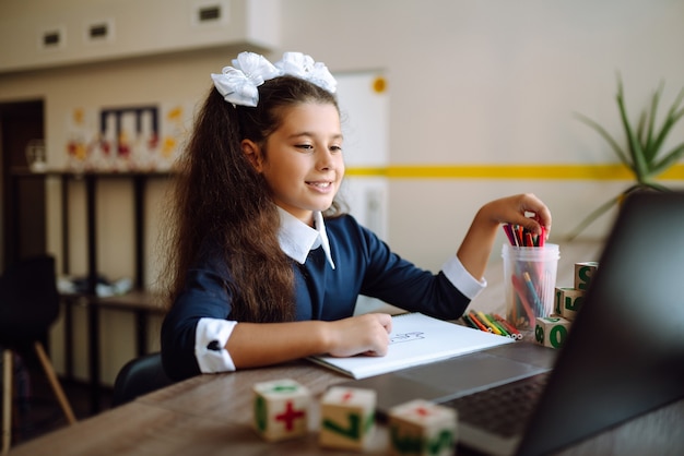 Apprentissage à distance en ligne. L'enseignement à distance.