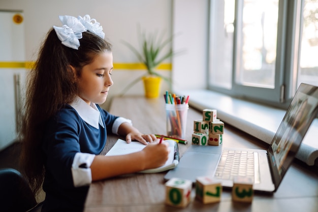 Apprentissage à distance en ligne. L'enseignement à distance.