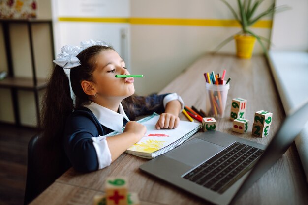 Apprentissage à distance en ligne. L'enseignement à distance.