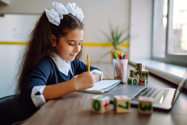 Apprentissage à distance en ligne. L'enseignement à distance.