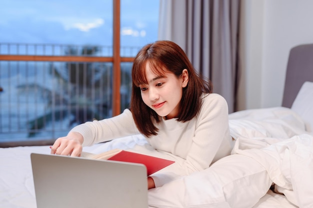 Apprentissage et éducation en ligne des étudiants asiatiques à la maison. Distanciation sociale et nouveau mode de vie normal