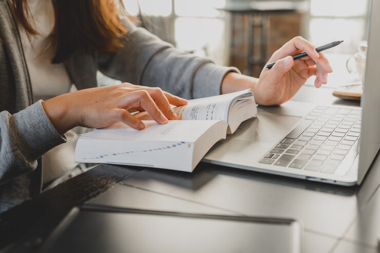 Apprentissage et éducation en ligne d'étudiants asiatiques à la maison