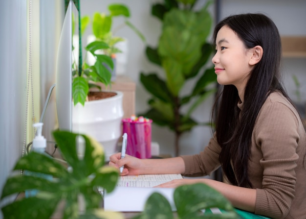 Apprentissage des étudiants asiatiques en utilisant un ordinateur et Internet à la maison