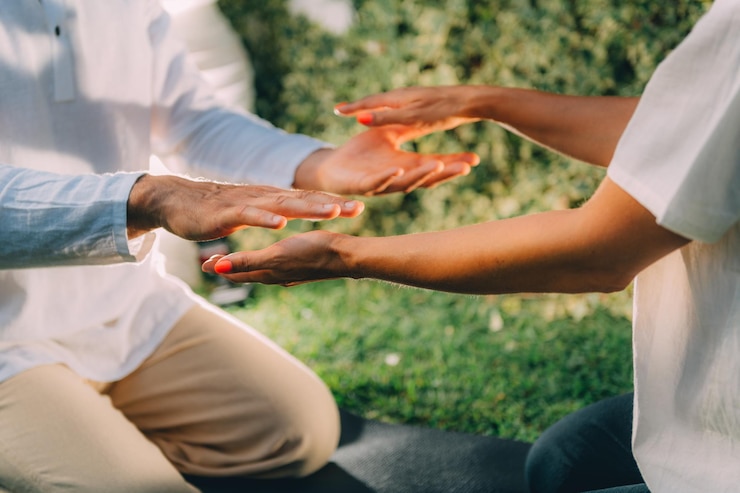 Photo apprentissage instructeur de reiki et participant au cours de reiki