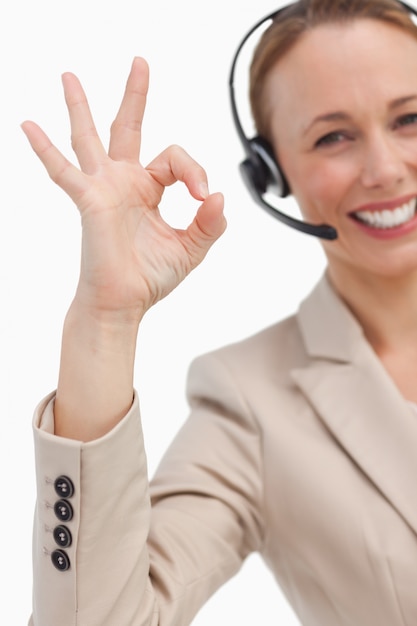 Photo approbation d'une femme d'affaires avec un casque