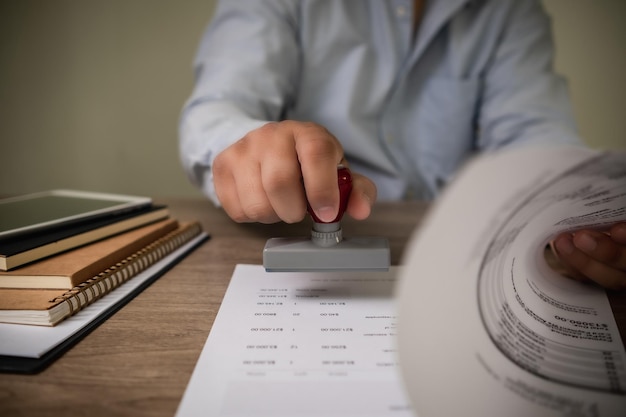 Approbation par l'estampage de l'homme Le texte est approuvé en estampillant le document sur du papierxAxAxA