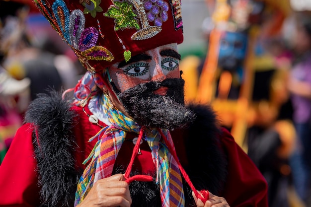 Photo approche d'une danseuse de chinelo dans un carnaval de l'état du mexique