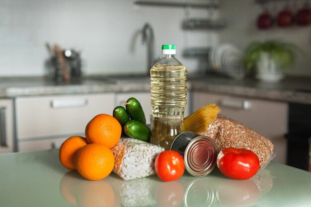 Approvisionnements alimentaires Stock de denrées non périssables légumes et fruits dans la cuisine