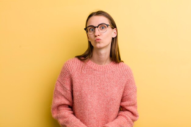 en appuyant sur les lèvres avec une expression mignonne amusante et heureuse envoi d'un baiser