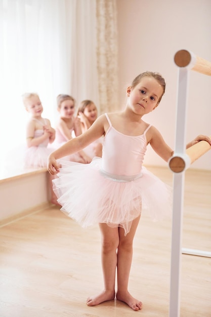 Photo appuyé sur le support en bois petites ballerines se préparant pour la performance