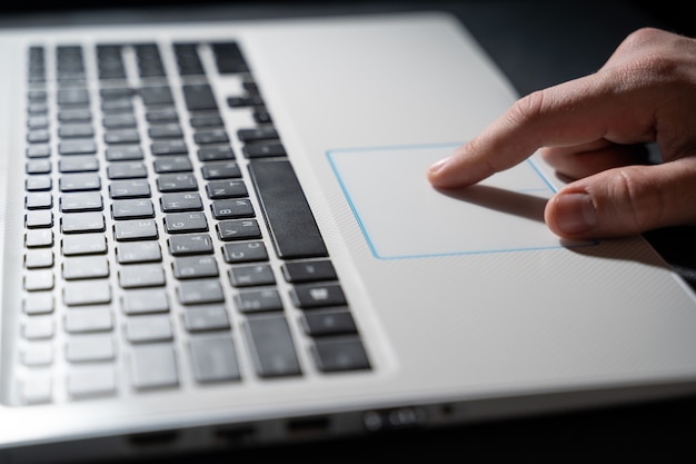 Appuyez sur le bouton d'un seul doigt sur le clavier de l'ordinateur portable, bouchent l'image propre avec la lumière solaire