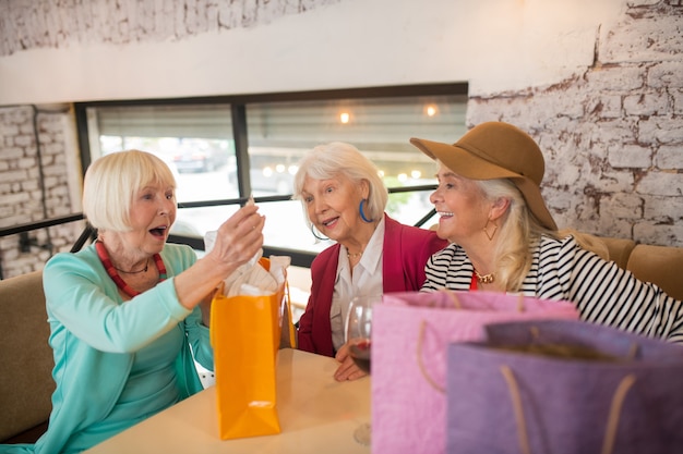 Après les achats. Senior femelles senior joyeuses se sentant bien après le shopping