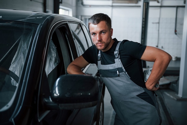 Après avoir réparé l'automobile