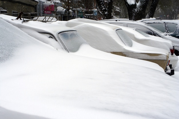 Après le mauvais temps, les voitures sous la neige