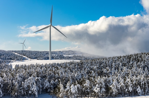 Un après-midi dans les montagnes avec beaucoup de neige