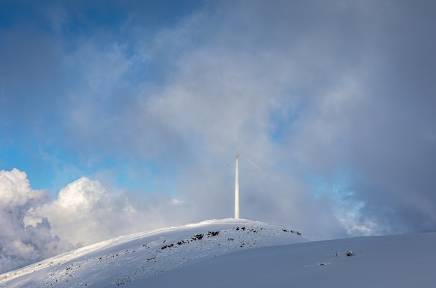 Un après-midi dans les montagnes avec beaucoup de neige