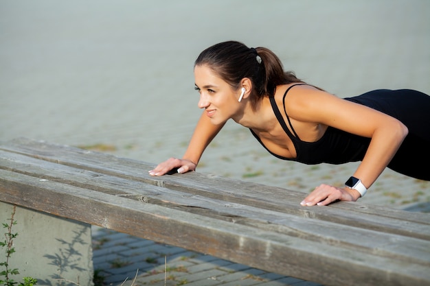 Aptitude. Belle jeune fille avec des muscles parfaits. Elle entraîne les muscles du dos. Concept- puissance beauté régime sportif