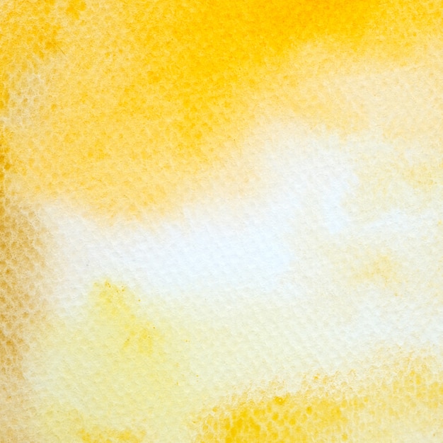 Aquarelle jaune texturée sur fond de papier blanc