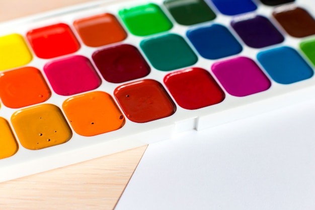 Aquarelle multicolore brillante peint sur une table