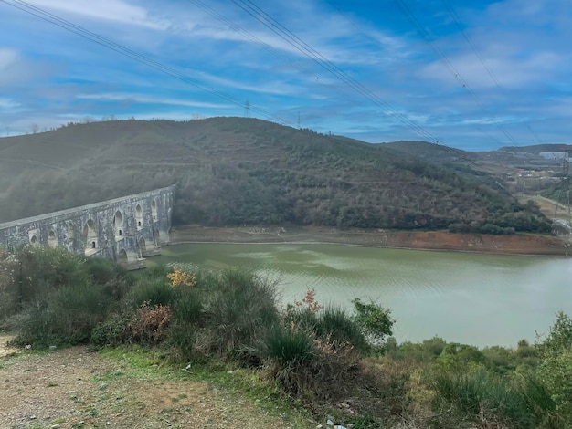 L'aqueduc Maglova avec le barrage d'Alibey à Kemerburgaz au coucher du soleil à Istanbul, en Turquie