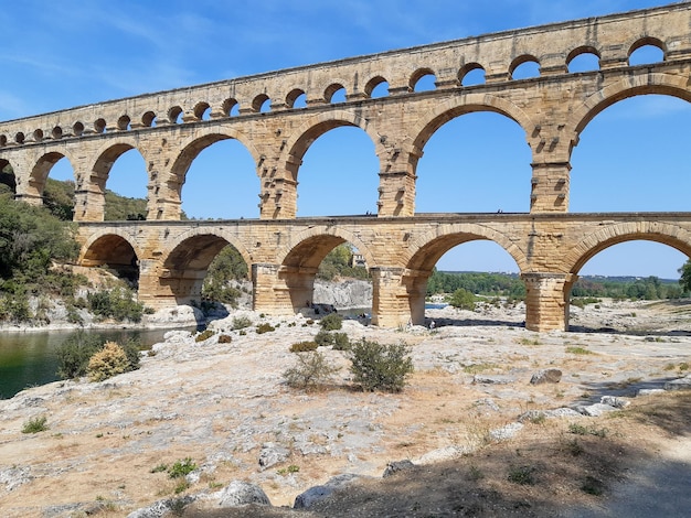 Aqueduc de l'Unesco pont français du Pont du Gard dans le parc naturel de la provence