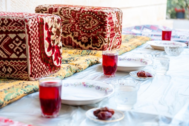 Arabe assis avec des dattes et de l'eau et du jus se préparant pour l'iftar