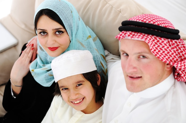Arabe famille heureuse à la maison