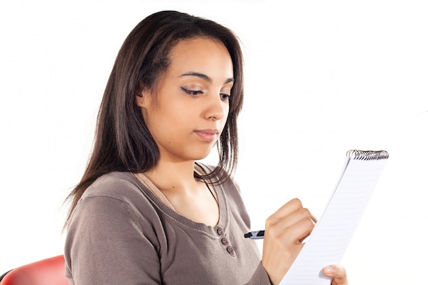 Arabe jeune femme écrivant dans un cahier