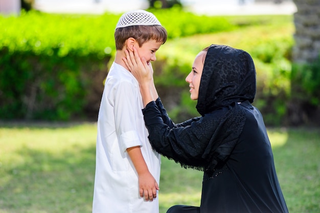 Arabe mère ang chanson dehors