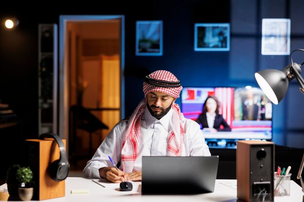 Un Arabe qui travaille au bureau.