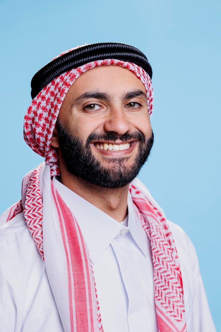 Photo un arabe souriant qui regarde la caméra.