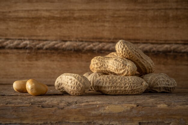 Arachide dans une coquille sur un mur en bois.