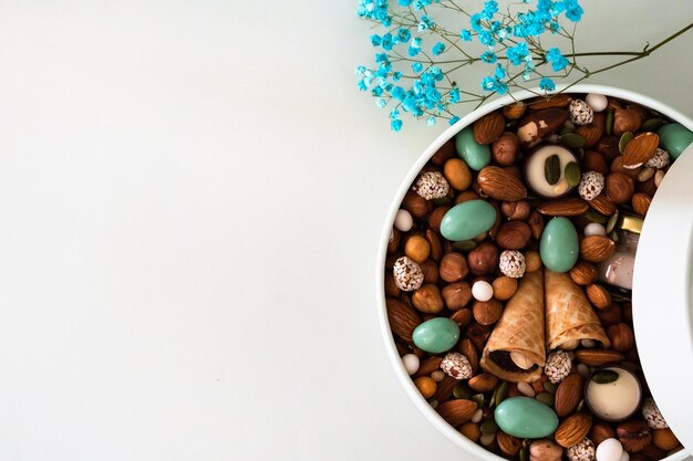 Des arachides dans une boîte Cadeau pour la fête des femmes 8 mars Fête des femmes Fête des mères Jour de la Saint-Valentin Boîte ronde festive