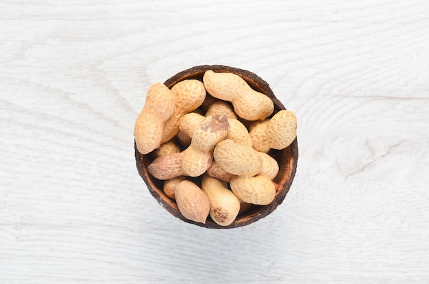 Arachides dans un bol sur une vieille table Vue de dessus