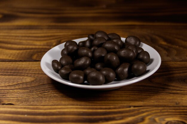 Arachides enrobées de chocolat sur table en bois