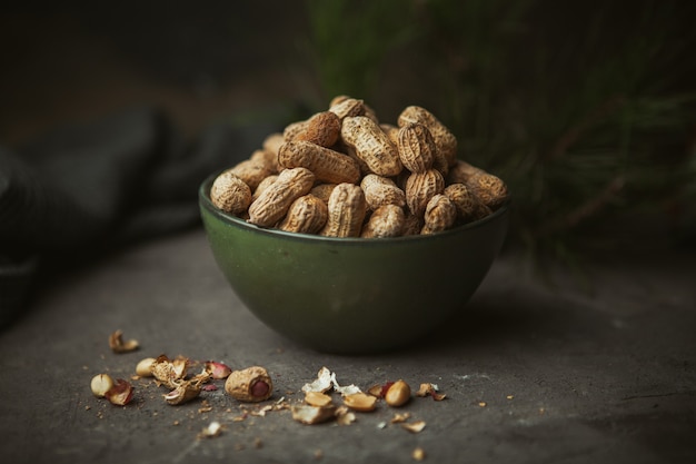 Arachides fraîches biologiques dans le bol