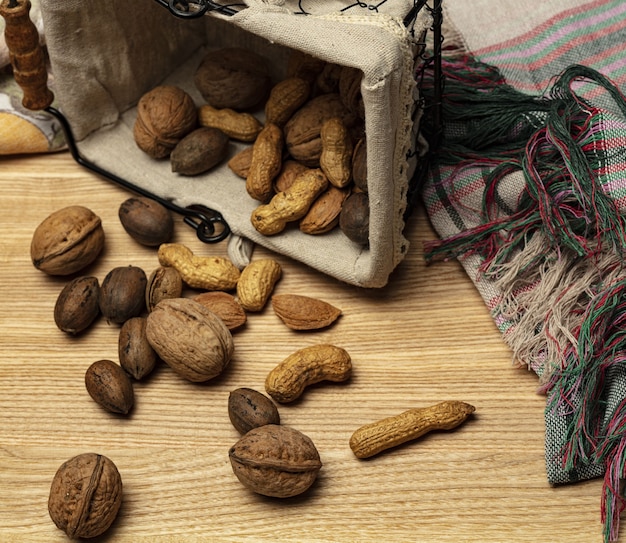 Arachides noix amandes sur fond de bois