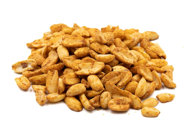 Arachides rôties salées isolées sur fond blanc Snack noix fraîches noix en gros plan